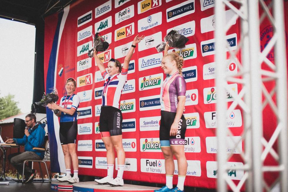 MEDALJØRER: Fra venstre: Vibeke Lystad, Mie Bjørndal Ottestd, Emilie Moberg. Foto: Henrik Alpers. pallen nm damer 2020 ringerike