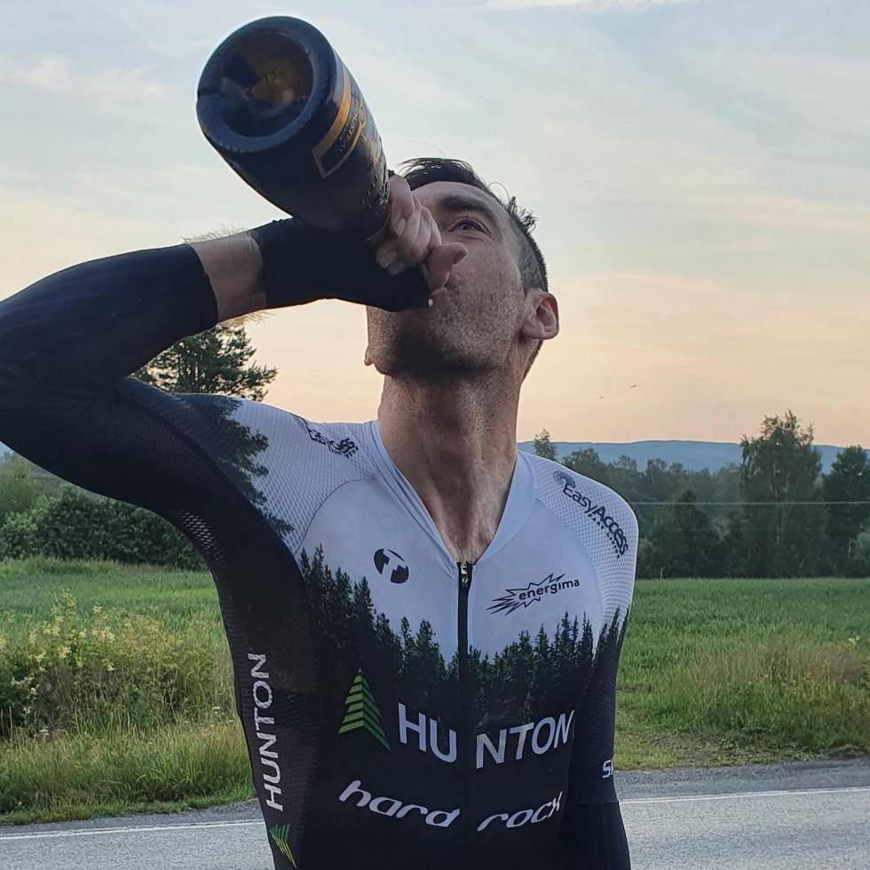 FEIRET MED BOBLER: Vidar Mehl unnet seg en slurk av boblene etter at han slo den norske temporekorden på 200km. Foto: Helene Haugland Vidar Mehl slo den norske temporekorden på 200km