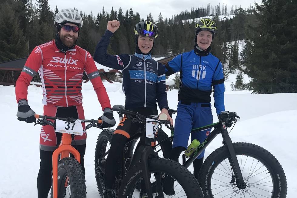 16-åringen William Høines Larsen slo hele fatbike- og maratoneliten på Lygna Fatbike i vinter, inkludert daværende norgesmester i fatbike Vidar Mehl (til venstre) og Audun Øverbye Hanssen, som endte med å ta sammenlagtseieren i vintercupen som ble lansert i vinter. Foto: Lygna Fatbike Lygna Fatbike 2019