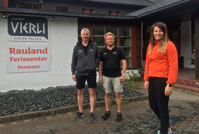 HOTELLET SELGES: Kristian Larsen selger Camp Vierli til SHI Holding – her representert ved to av de tre brødrene Magnesen. Vierli Rauland