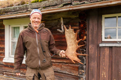 Villreinguide Jakob Trøan er lommekjent i Forholhogna.