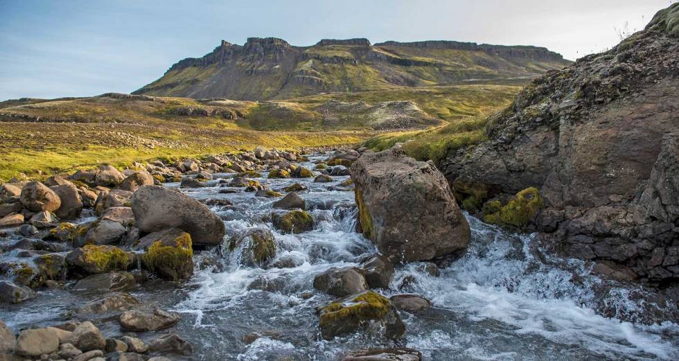 BEKKER OVER ALT: Landskapet på Island er formet av ild og is. Vann i form av bekker og elver påvirker fremdeles naturen. Vannet i de fleste av disse bekkene kommer definitivt ikke fra varme kilder, fant jeg ut: Det var mildt sagt iskaldt når det fant veien inn over kanten på jaktstøvlene… Villreinjakt-Island-5