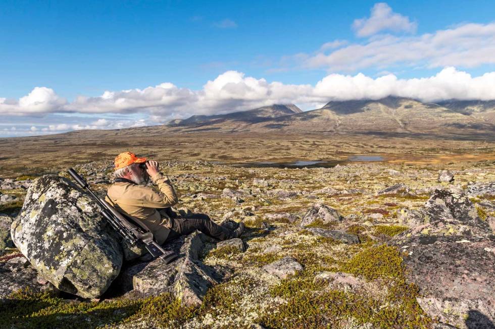 Bruk øynene: Mye av tiden på reinsjakt går med til å speide etter dyr. Det er viktig med en skikkelig kikkert som har god forstørrelse. Villreinjakt-råd-2