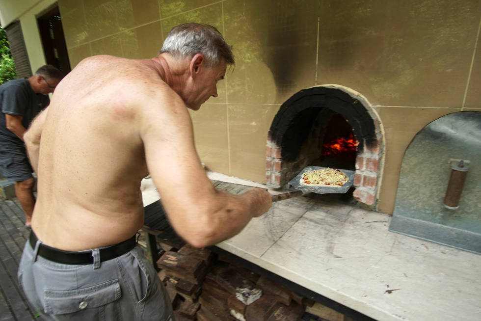 Jungelpizza: Restauranten er bygd oppå pizzaovnen de lagde ved byggestart. Villsvinjakt-i-Malaysia-8