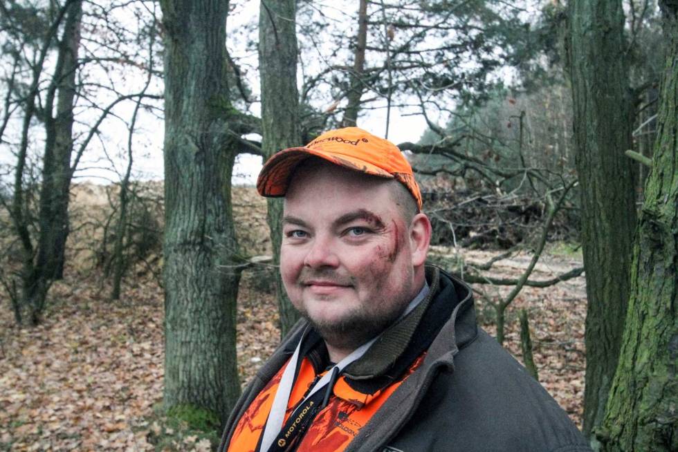 GRISETE: Hundfører etter nærkamp med gris. villsvinjakt-i-polen-9