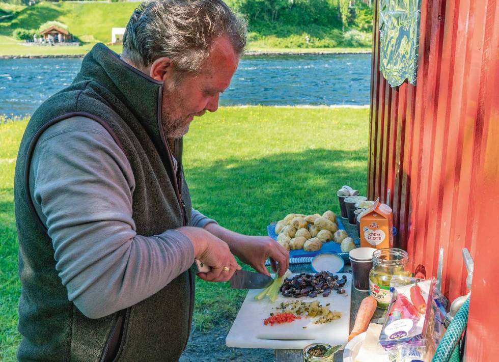 Kummerlige kår: Kjøkkenfasilitetene holder ikke helt samme standard som det Ole Jonny vanligvis har på Oslos gourmetrestauranter. Viltkjøtt-grill-2