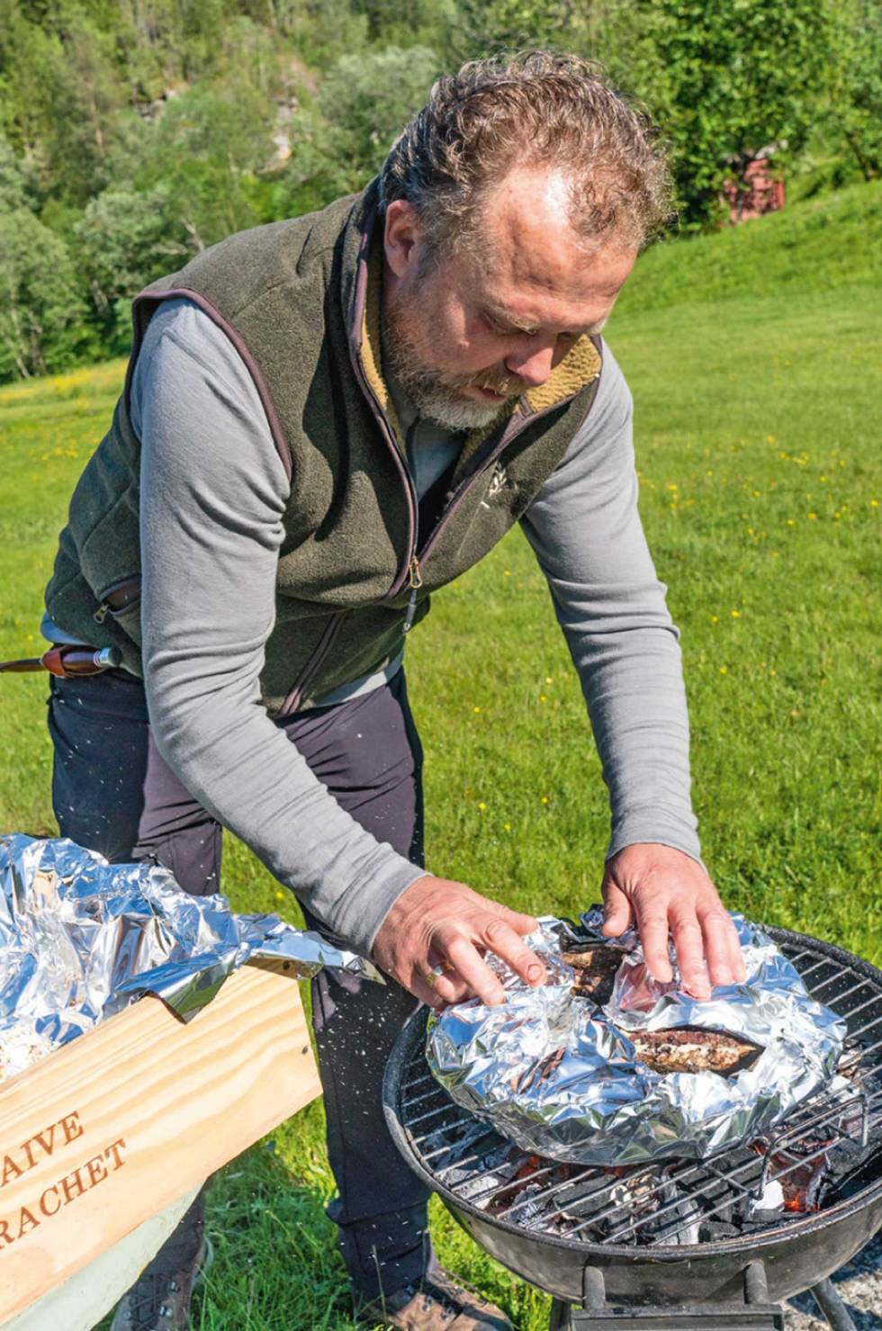 Lun varme: Kjøtt som er steikt på forhånd og som bare skal ha grillskorpe, kan med fordel varmes i en foliepakke. Viltkjøtt-grill-3