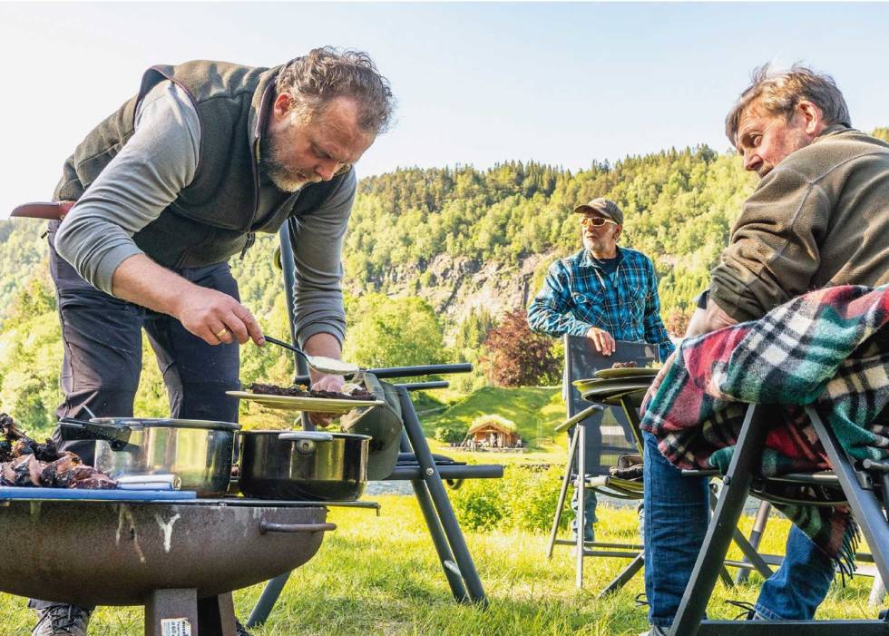 Sosialt: Grill er sosialt hvis du gjør litt forberedelser! Johan Trygve Solheim (t.h) følger med på innspurten, mens laksefisker Stein Georg Ottesen legger vekk stanga. Viltkjøtt-grill-4