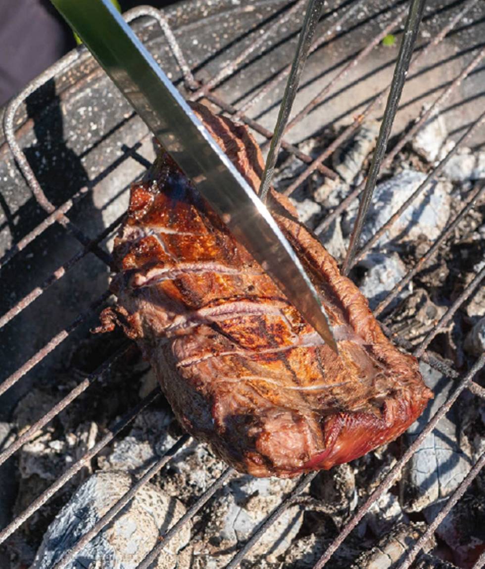 Rutetid: Skjær snitt i fett og hinner, slik at biffen ikke bøyes som en banan i møte med den sterke grillvarmen. Viltkjøtt-grill-5
