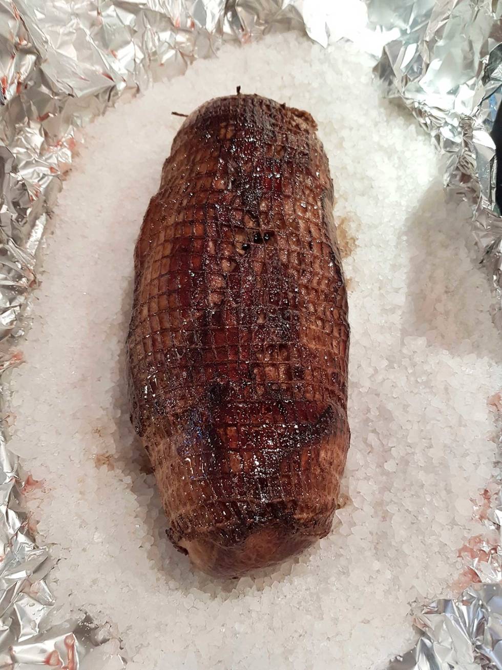 SALTBAKING: Steika plasseres i en ildfast form og dekkes helt med havsalt. Viltkjøtt-Råyr-11