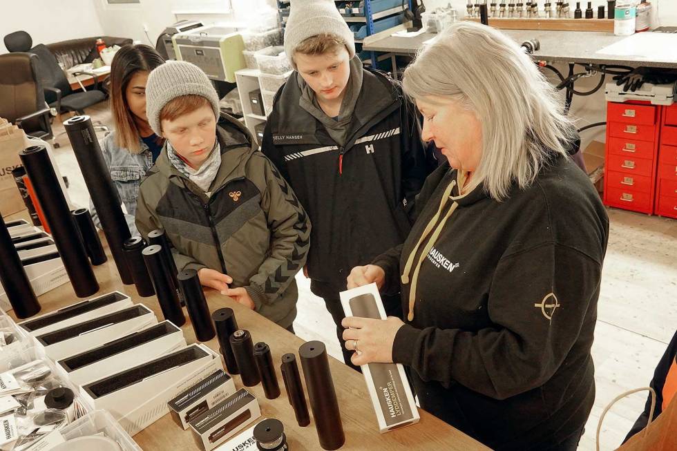 Harde pakker: Clare Furlong Hausken forklarer Magnus Eikedal og Halvard Haslemo hvordan demperne gjøres klare til kundene. Vindafjord-ungdomsarbeid-4