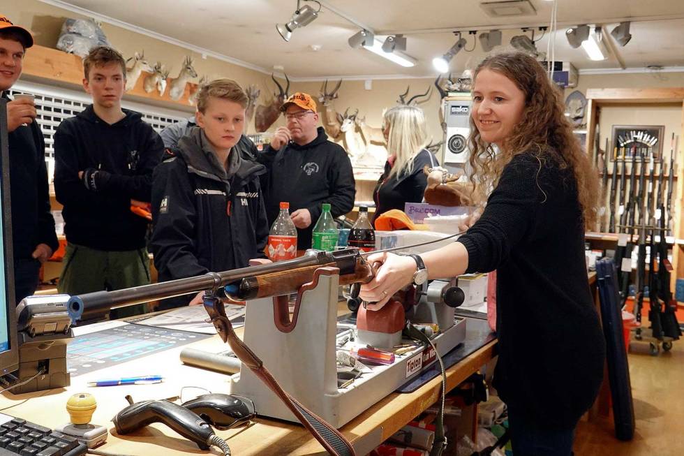 Viktig puss: Børsemaker Gjertrud Nes viser kyndig våpenpuss til Johannes Bastlien, Halvard Haslemo, Nicolai Bastlien og Anita Nygård. Vindafjord-ungdomsarbeid-5