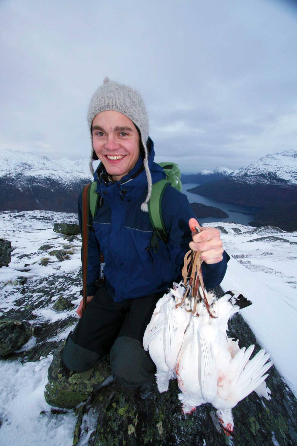 SMILET KOM FRAM: Kulda biter i ørene, og man ville helst holdt senga. Men jegeren går seg varm og blir betalt med en paradedag i vinterfjellet. Vinterjakt-Rype-7