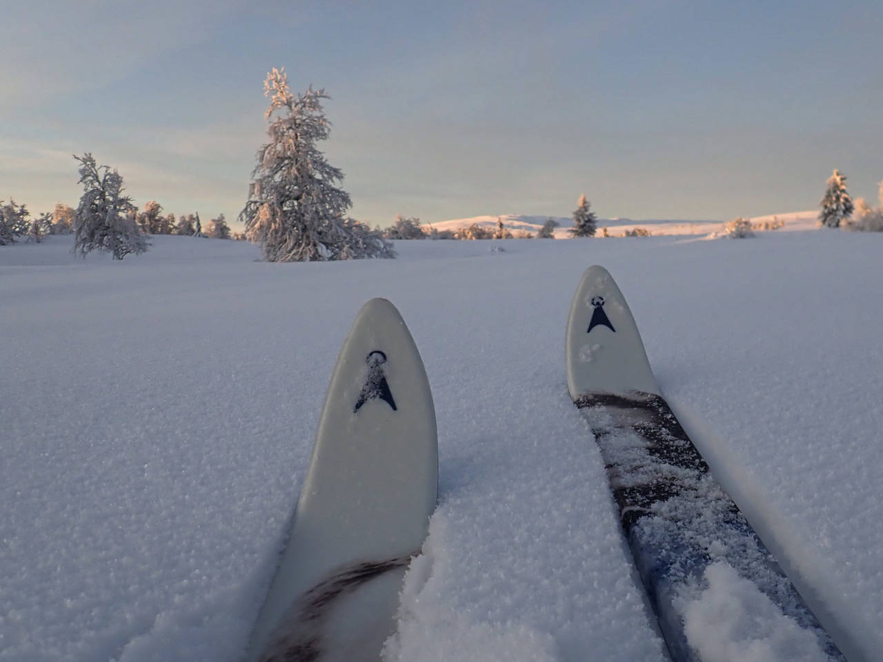ØYERFJELLET: Fra Skjelbua tusler jeg gjennom løssnøen opp fjellsiden på overraskende hard snø. Foto: Bo Lindblad ØYERFJELLET: Fra Skjelbua tusler jeg gjennom løssnøen opp fjellsiden på overraskende hard snø. Foto: Bo Lindblad