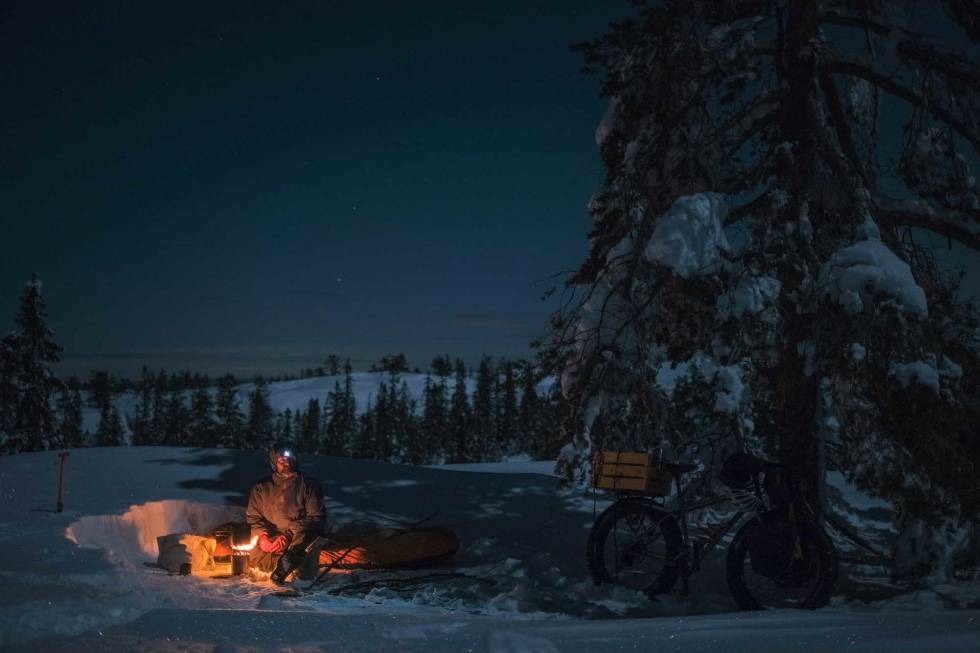 VINTERNATT: Fred og ro ved leirbålet. Foto: Mikkel Soya Bølstad overnatting vinter tips sykkel