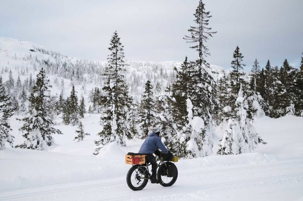 DET GÅR BRA: Slipp ut luft så du ikke setter spor, og vis hensyn til andre. Foto: Mikkel Soya Bølstad sykling vinter overnatting tips