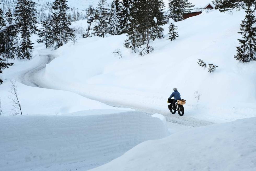 TUREN BEGYNNER:Ingenting er som å legge hverdagen litt til side og dra på tur. Foto: Mikkel Soya Bølstad vintersykling overnatting tips