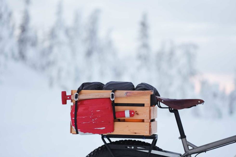 TILBEHØR: Det finnes flere måter å få med deg utstyret du trenger på. Rammeveske til sykkel, ryggsekk, eller bare en kasse som passer til stativet ditt. Foto: Mikkel Soya Bølstad sykling vinter overnatting tips