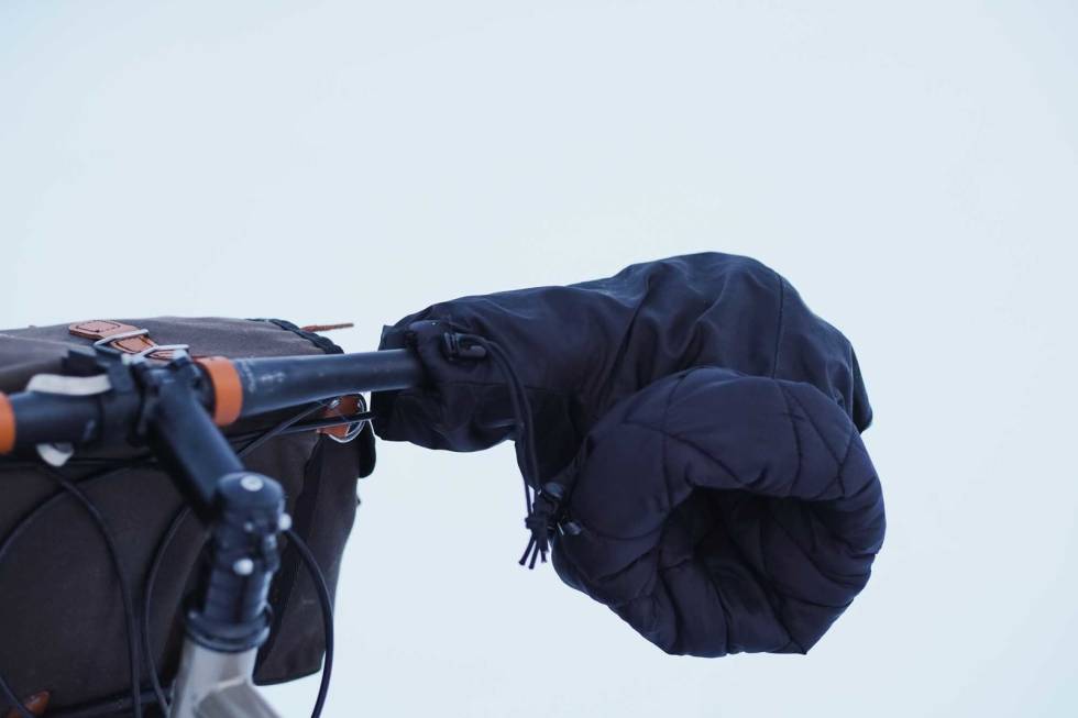 VARM PÅ HENDENE: Såkalte «muffer» hjelper deg å holde varmen når det blir kaldt. Foto: Mikkel Soya Bølstad vintersykling tips varme hender