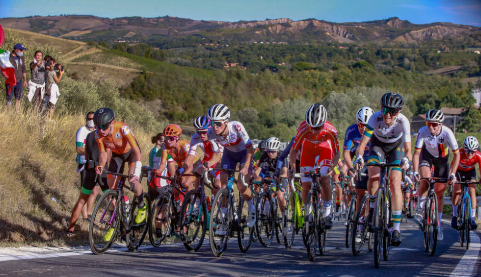 SENIORENE: Annemiek van Vleuten (ute til venstre) i front på kvinner elites VM-fellesstart i Imola i fjor. Foto: Cor Vos vm i flandern, u23