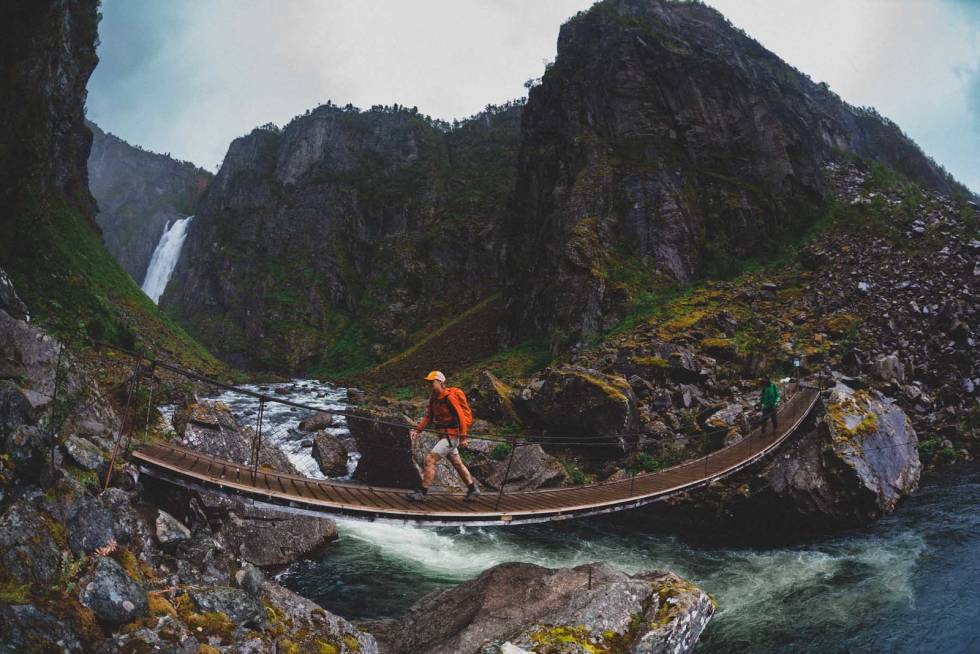 VÅTT OG RÅTT: Er det regn eller fossen vi kjenner? Foto: Kristoffer H. Kippernes gå til vøringsfossen