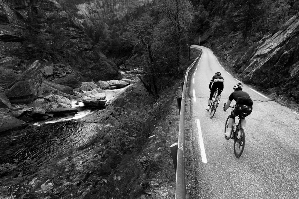 UTFORBONANZA: Veien ned gjennom Eksingedalen er en våt drøm for landeveissyklister. Den er smal, svingete og med jevne mellomrom skikkelig bratt. Peter Andreas Prydz Gørbitz og David Støre tar rennafart. Vossarunden-Landevei-4