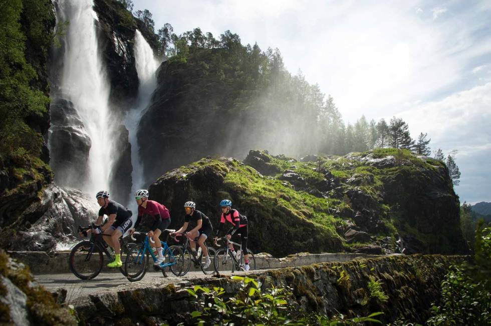 SISTEMANN: Hesjedalsfossen kommer brått der den velter ut i Eidsfjorden med voldsom kraft. Veien som passerer forbi var frem til andre verdenskrig Norges dyreste. Vossarunden-Landevei-6