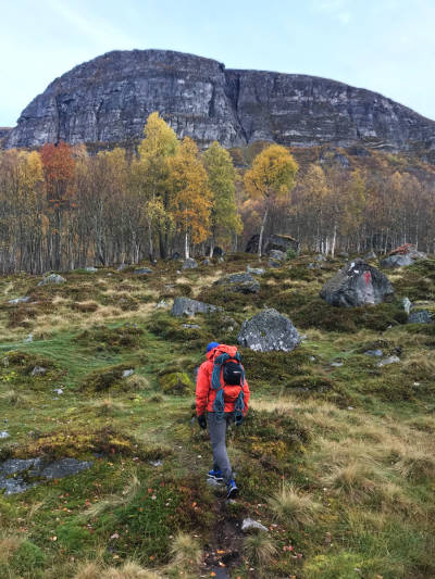 ANMARSJ: På vei opp fra Renndølssetra er det fin utsikt mot Merrakammen. Ruta følger venstre kant av gjelet midt imot. Foto: Siv-Elin Skogen Vestre Gjelkant Innerdalen klatring