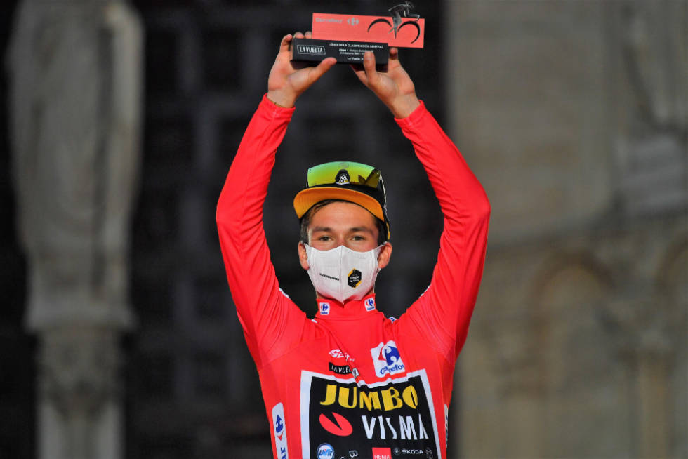 I LEDELSEN: Etappeseier og ledertrøye på Primoz Roglic etter etappe én av Vuelta a España. Foto: Cor Vos vuelta a espana, primoz roglic