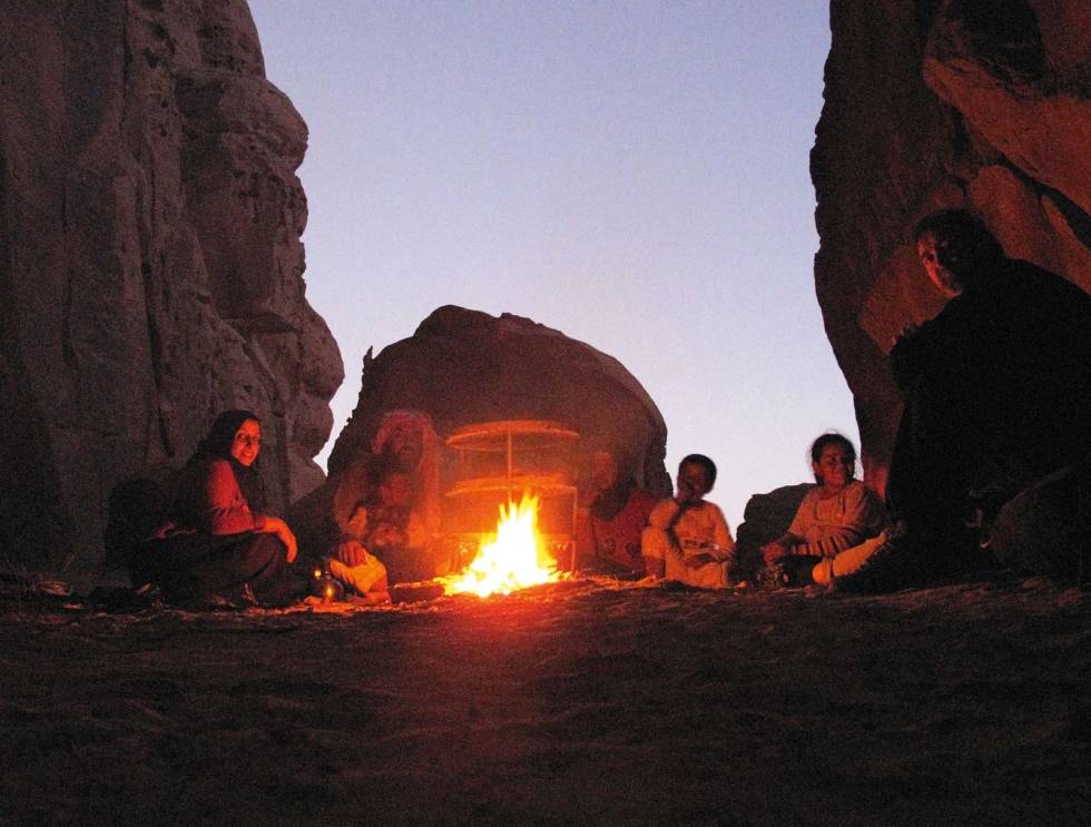 Kveldskos: Frei, Sabbah, Hamdan, Nasim, Seri, Naseim og Per Tronsaune rundt bålet ute i ørkenen. Foto: Dag Fergestad Wadi-Rum-Jordan-klatring-3