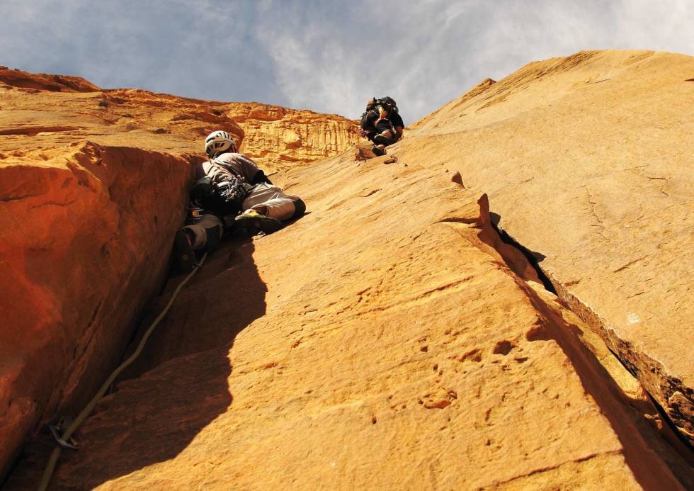 På tur: Olav Nilssen på 3. taulengde på Goldfinger (5+), Odd nærmer seg stand. Foto: Dag Fergestad Wadi-Rum-Jordan-klatring-4