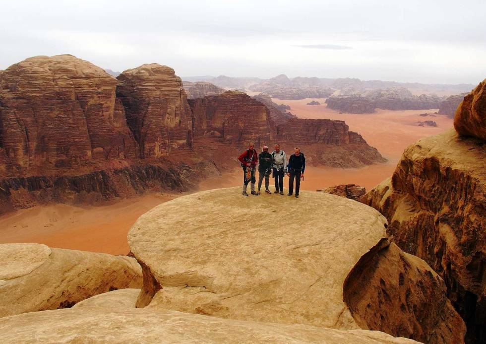 Utsikt: På siste del av den lange Abu Doud-traversen over Jebel Rum fra venstre Olav Nilssen, guiden Mohammed, Odd Eliassen og Arne Larsen. Foto: Dag Fergestad Wadi-Rum-Jordan-klatring-7
