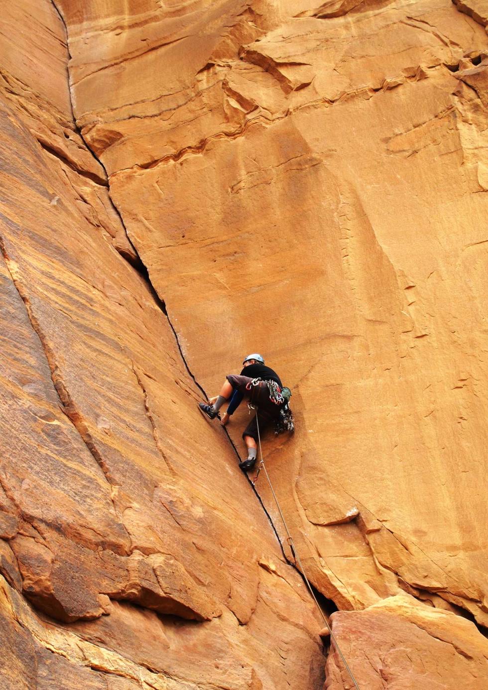 På led: Artikkelforfatter på første taulengde på den spektakulære Beauty (6-) Foto: Dag Fergestad Wadi-Rum-Jordan-klatring-8