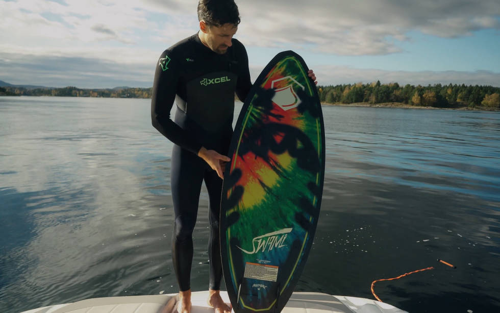 WAKESURF-BRETT: Brettene til wakesurfing er korte, flate og oppsatt med små finner. Bilde: Christian Nerdrum Brett til wakesurf