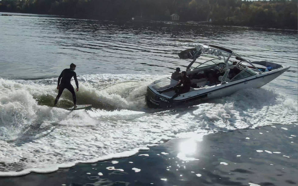 BÅTEN: Alle båter som lager store nok bølger kan brukes til wakesurf. Men har du en MAster Craft som dette, blir det ekstra moro. Bilde: Christian Nerdrum Båt til wakesurfing