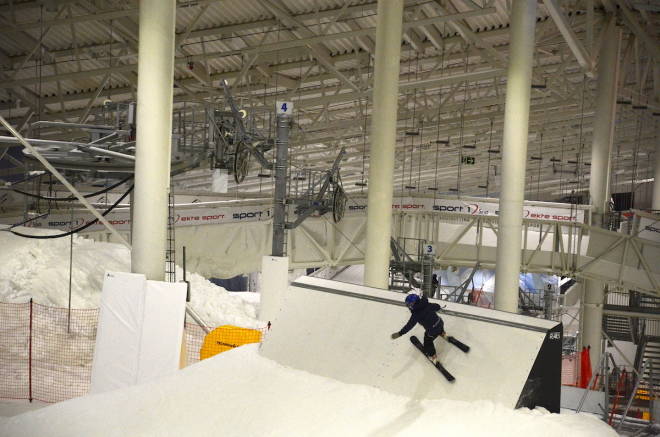 WALLRIDE: Ny utfordring nedenfor de to hoppene. Foto: Erlend Sande wallride snø lørenskog