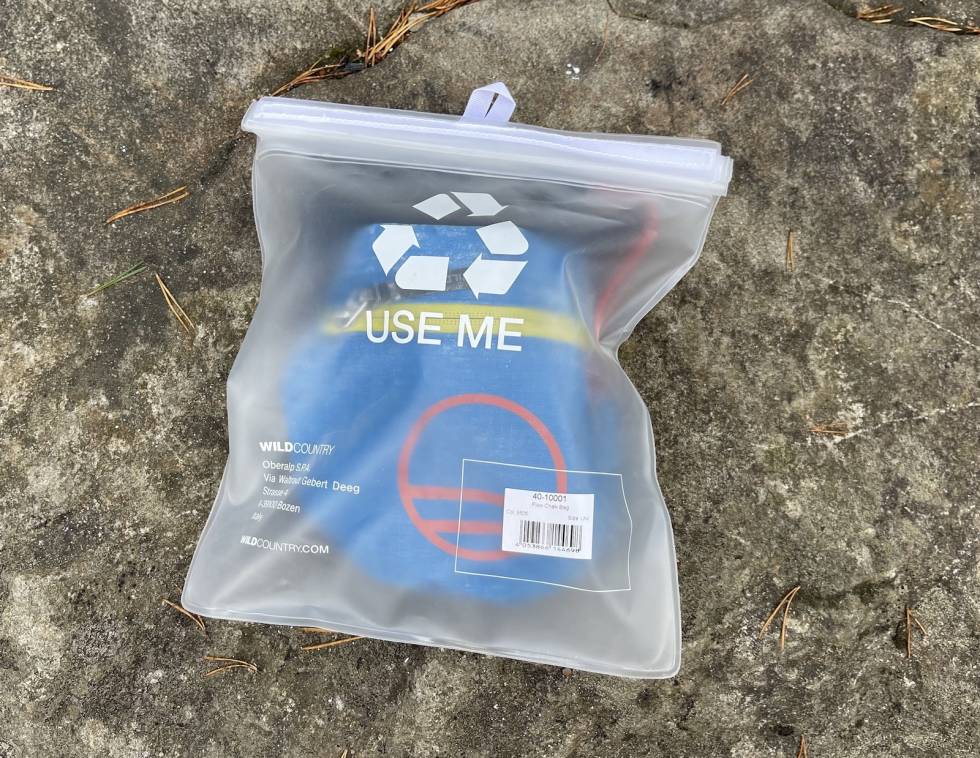 Pakkpose: En smart løsning på kalk-i-sekken problemet. Denne fungerer som en våtbag, med motsatt effekt. Den holder tørrheten inne. Test av Wild Country Flow Chalk Bag