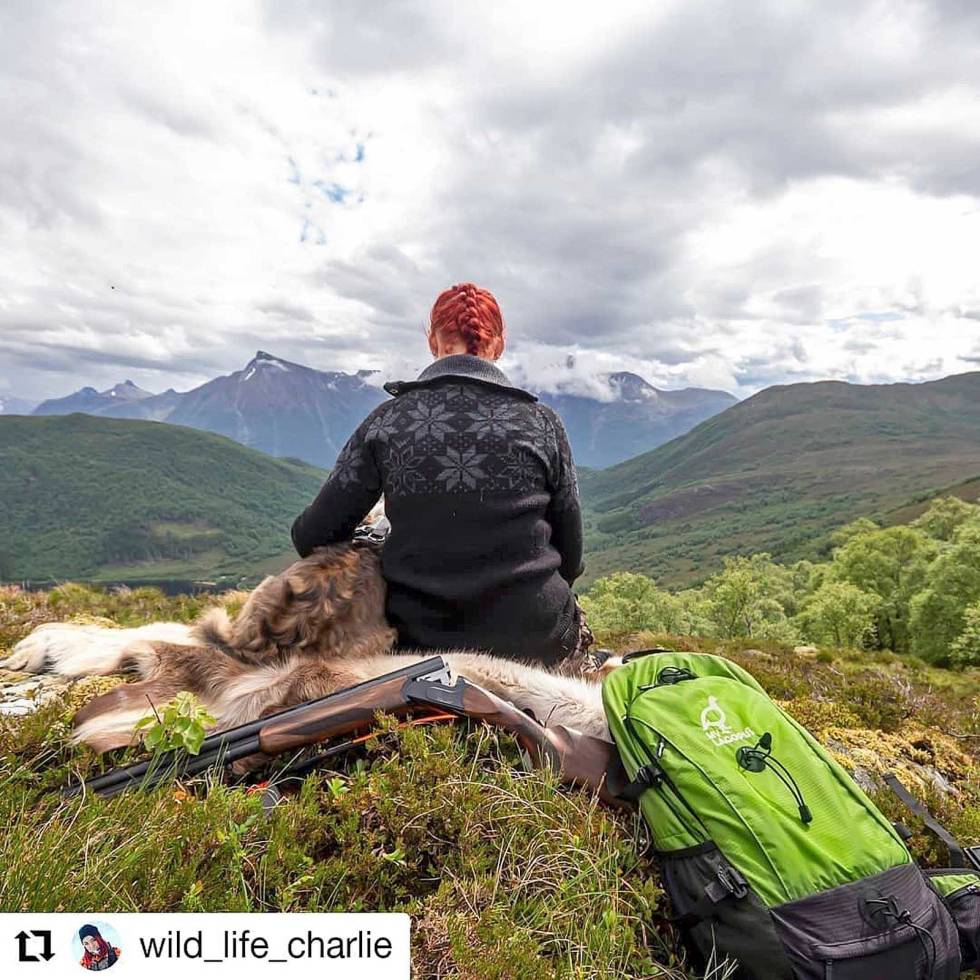 @WILD_LIFE_CHARLIE: Some times it's good with a break in the middle of the beautiful landscape. Looking forward to the autumn #hunting #redhead #skodjejegerogfisk #huntinggirls #girlswithguns #jaktdamer #jagen #girlsthathunt #redheadhuntress #njffjenter #norskjeger #nordichunter #nordichuntress #wildlife wild_life_charlie