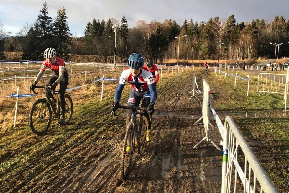WILLIAM-DUELL: Nybakt norgesmester i kross, William Høines Larsen (foran), vant Norgescupen i CX sammenlagt foran rivalen, romkameraten og navnebroren William Handley (til venstre). Foto: Privat Norgescup CX 2019 Spikkestad