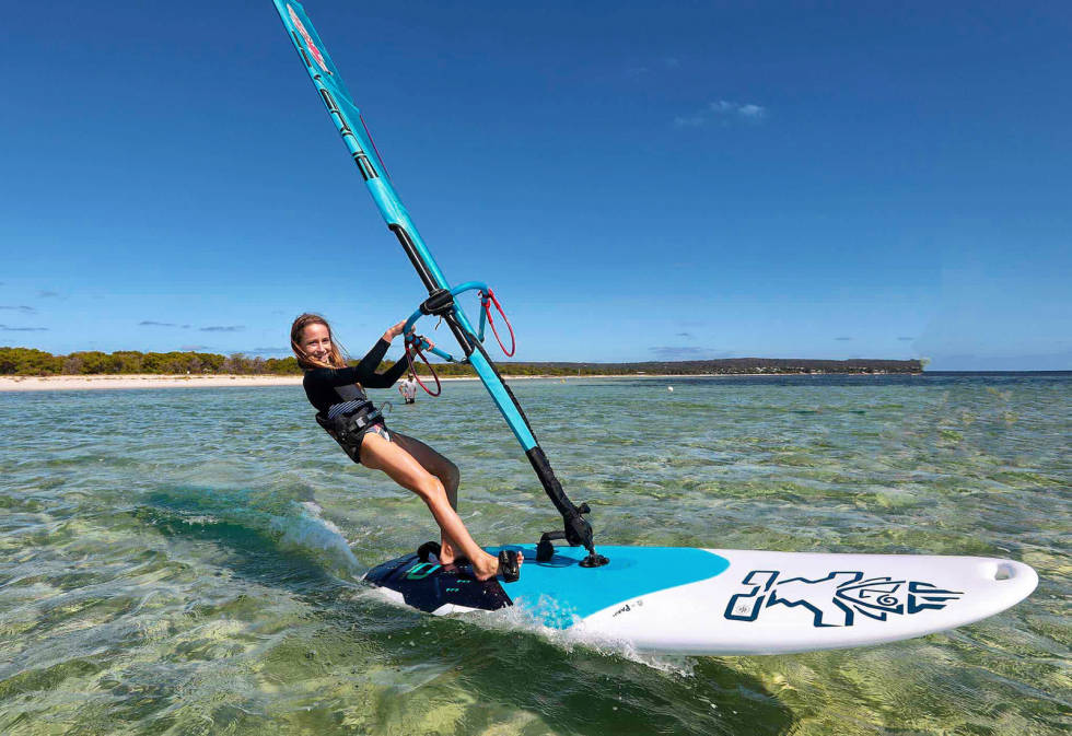 VOLUM GIR BALANSE: Seilerens vekt er halt avgjørende for hvor mye volum som trengs i brettet. men til å begynne med, kan man nesten ikke få for mye. Bilde: Starboard windsurfing-valg-av-utstyr-Starboard-Go-