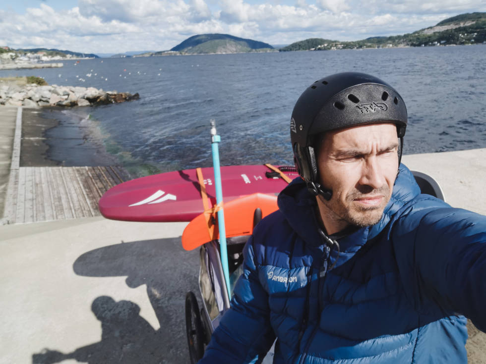 SYKLE TIL SPOTTEN: Artikkelforfatter tar sykkelen til stranda og putter alt foilutstyret i sykkelvogna til ungene. lite utstyr wingfoil