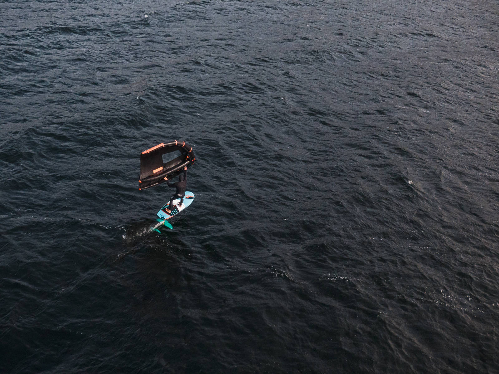 RELATIVT LITE GREIER: Oppsettet er egentlig ganske enkelt. Du trenger et brett med en hydrofoil, samt en oppblåsbar vinge - og en pumpe. Bilde: Christian Nerdrum Følelsen av å foile