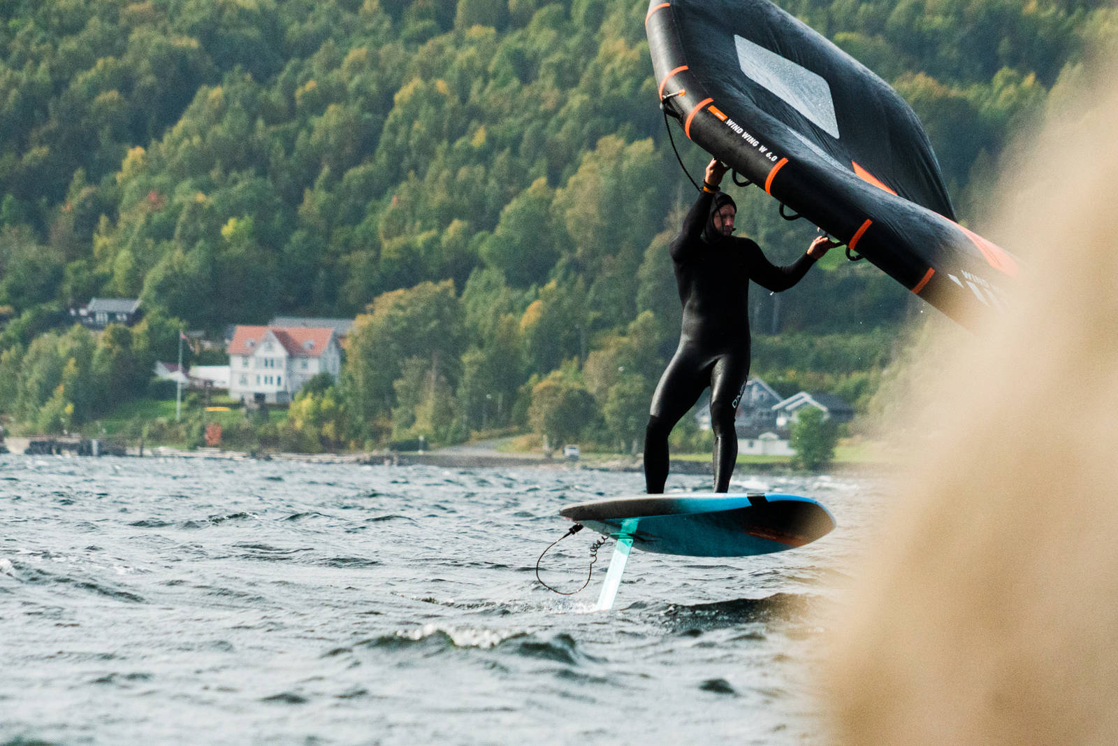 SOM Å FLY: Følelsen av å fly på foilen kan ikke sammenliknes med noen annen brettsport. Bilde: Christian Nerdrum følelsen av å stå på en hydrofoil