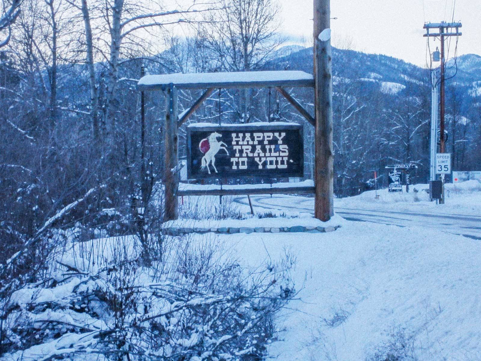 UT I DET FRI: Happy Trails hilser skiltet på Highway 20 når du kjører nordover i retning eventyr. Foto: Ingeborg Scheve Winthorp-Washington-USA-Fatbike-2