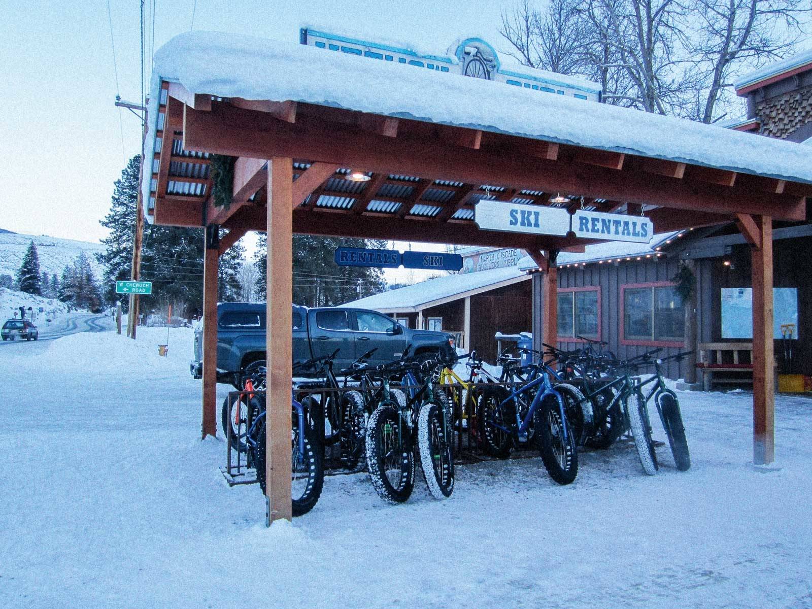 MEKKA: Sykkelsjappa til Joe Brown, Methow Cycle and Sport, er like mye et samlingssted for fatbikesyklistene som et sted å leie sykler og kjøpe utstyr. Foto: Ingeborg Scheve Winthorp-Washington-USA-Fatbike-3