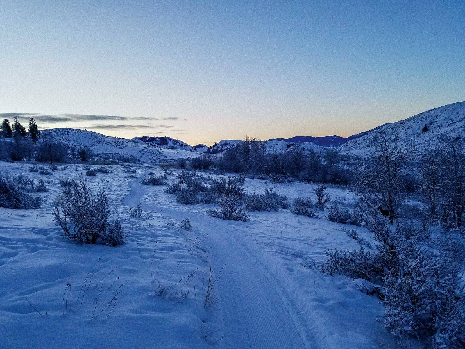 BLÅTIMEN: Spektakulære soloppganger er noe av lønna for strevet til de frivillige løypekjørerne på tidlige morgener med 20 kuldegrader. Foto: Joe Brown Winthorp-Washington-USA-Fatbike-6