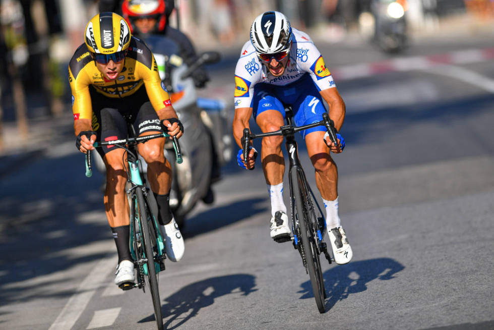 DE TO STERKESTE: Fjorårets ritt ble en duell mellom Van Aert og Alaphilippe. Foto: Cor Vos wout van aert julian alaphilippe favoritter milano-sanremo