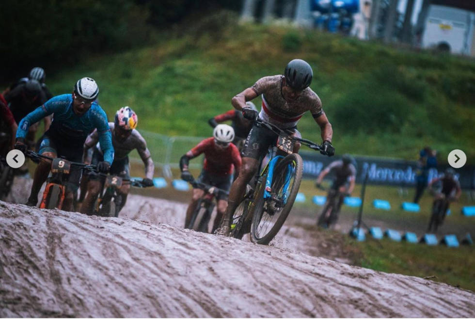 I GJØRMA: Meksikanske Jose Gerardo Arevalo Ulloa mestret de krevende forhold aller best i Tsjekkia og tok sin og Mexicos første verdenscupseier. Foto: UCI Nove Mesto XCC 2020