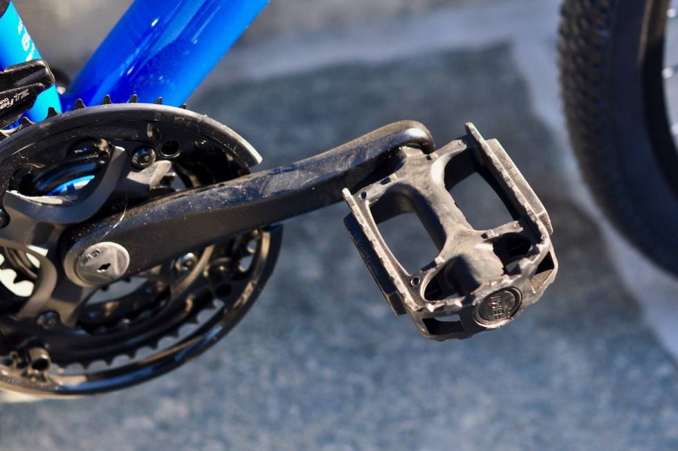 ENKLE PEDALER: Plastpedalene gir litt lite støtte. Beskytteren på kranken er litt skjør. Test av xeed XC r jr 24