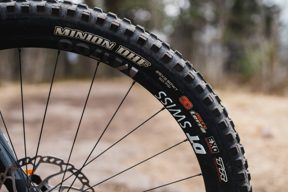 GOD BREDDE: 2,5-tommers dekk foran gir trygghet og selvtillit. Yeti-Terrengsykkel-sykkeltest-Enduro-2020-4
